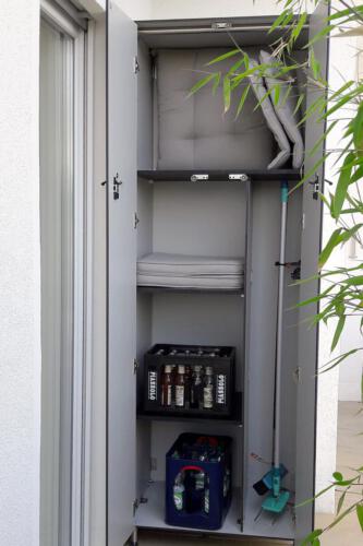 BB30 Balkonschrank 2-türig, geöffnet